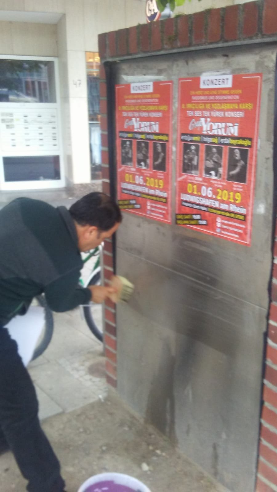 Almanya: Rüsselsheim’da Afiş Çalışması - Image 1