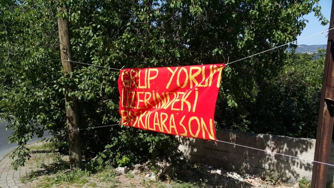 Armutlu ’da Grup Yorum İçin Pankart Asıldı - Image 1