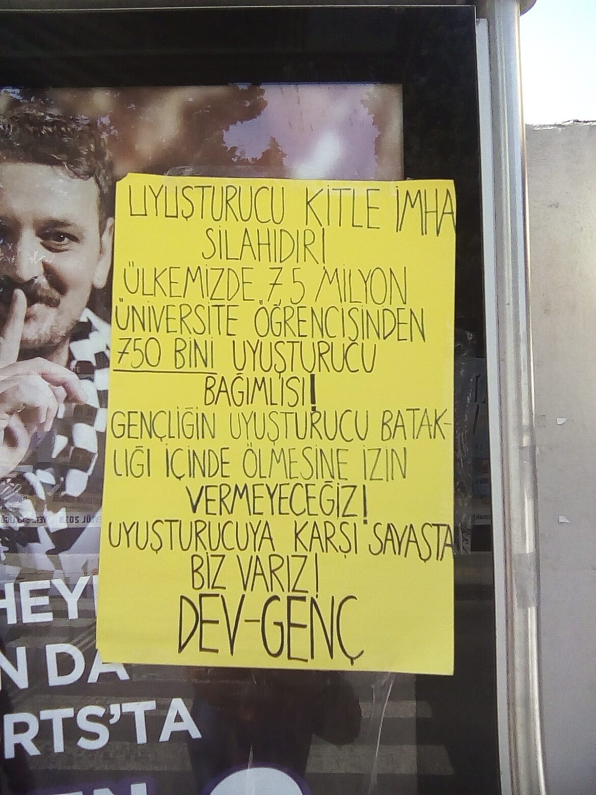 Dev-Genç’liler Sarıyer’de Duvar Gazetesi Astı! - Image 1