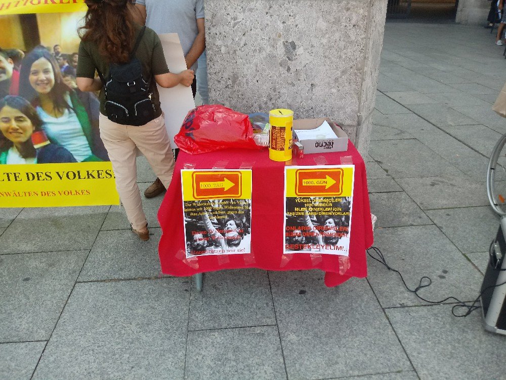Yüksel Direnişini 1000. Gününü Desteklemek İçin Köln Merkez Tren İstasyonu Önündeydik - Image 5 Yüksel Direnişini 1000. Gününü Desteklemek İçin Köln Merkez Tren İstasyonu Önündeydik - Image 5