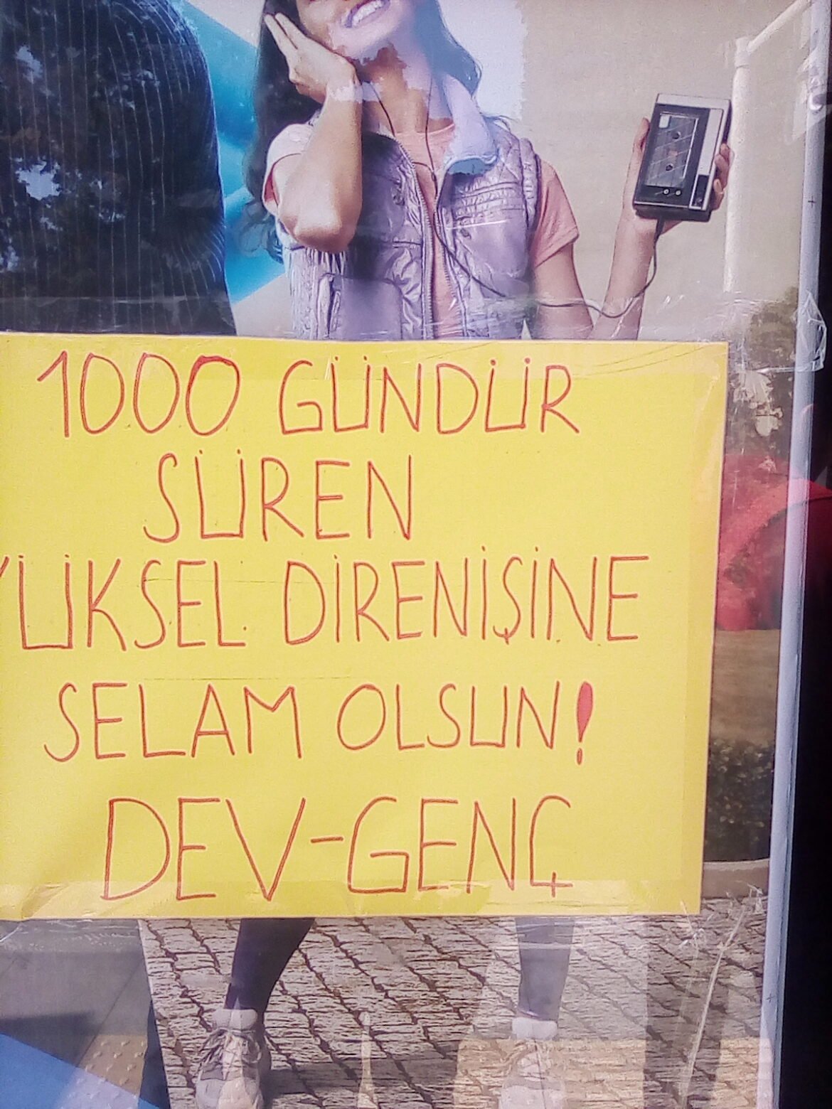 Dev-Genç’liler Sarıyer’de Yüksel Direnişinin 1000. Gününü Selamlayan Dövizler Astı - Image 1