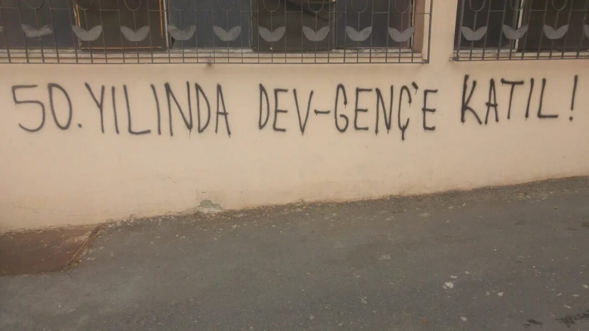 Dev-Genç’liler Sarıyer ve Beyazıt’ta “50.Yılında Dev-Genç’e Katıl! Yazılamaları Yaptı! - Image 1