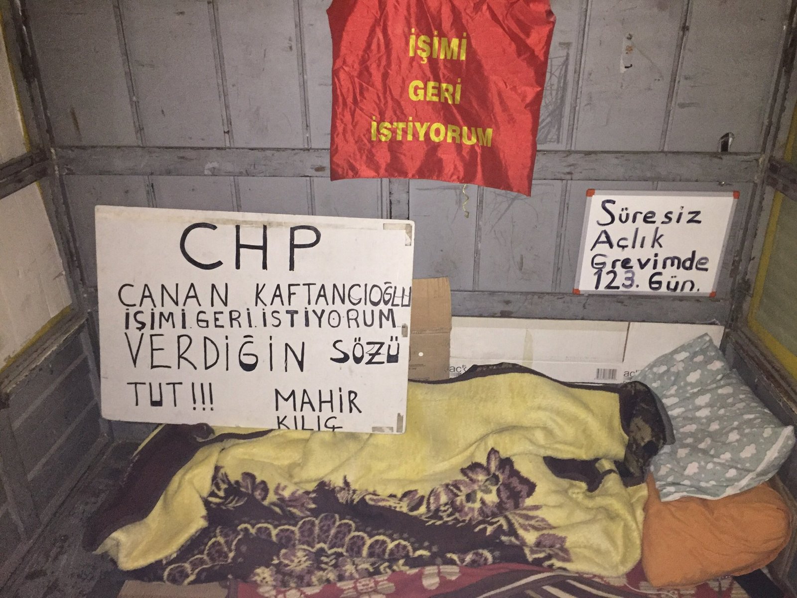 Mahir Kılıç 123 Gündür İstanbul CHP İl Başkanlığı Önünde Açlık Grevinde - Image 1 Mahir Kılıç 123 Gündür İstanbul CHP İl Başkanlığı Önünde Açlık Grevinde - Image 1