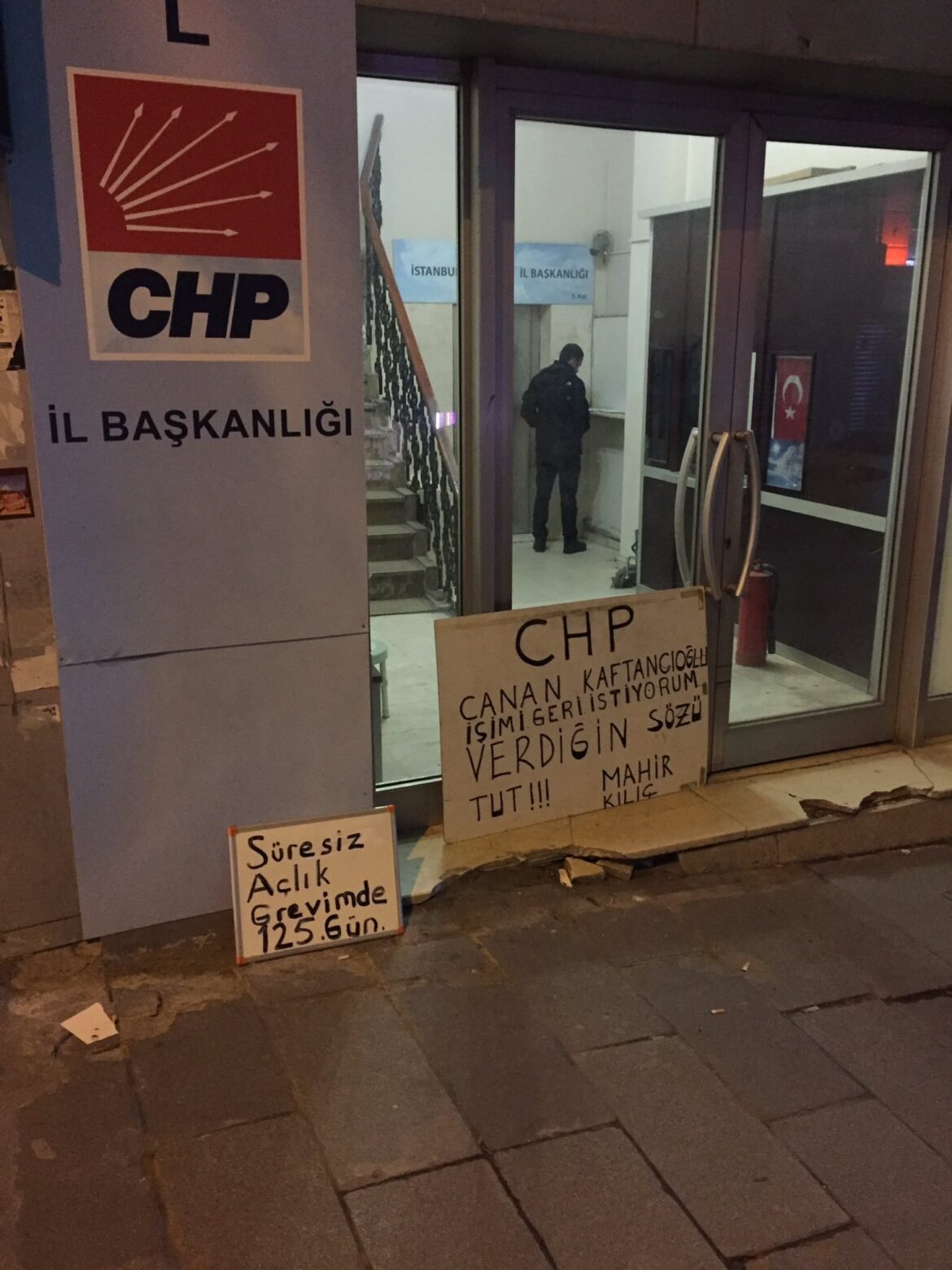 Mahir Kılıç CHP İstanbul İl Başkanlığı Önünde 125 Gündür Açlık Grevinde - Image 1