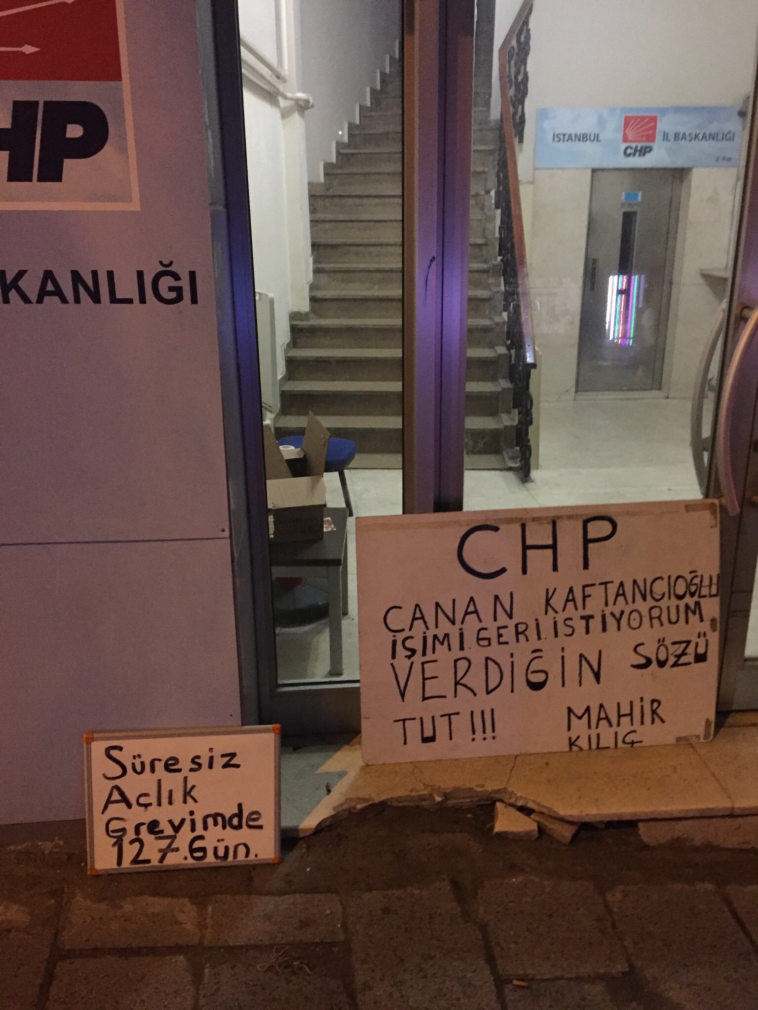 Mahir Kılıç CHP İl Başkanlığı Önünde 127 Gündür Açlık Grevinde - Image 2 Mahir Kılıç CHP İl Başkanlığı Önünde 127 Gündür Açlık Grevinde - Image 2