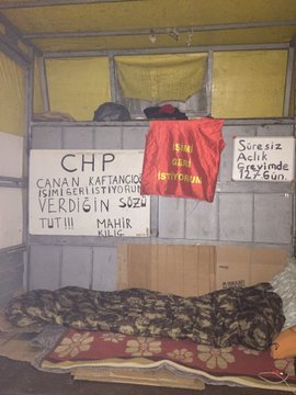 Mahir Kılıç CHP İl Başkanlığı Önünde 127 Gündür Açlık Grevinde - Image 3 Mahir Kılıç CHP İl Başkanlığı Önünde 127 Gündür Açlık Grevinde - Image 3