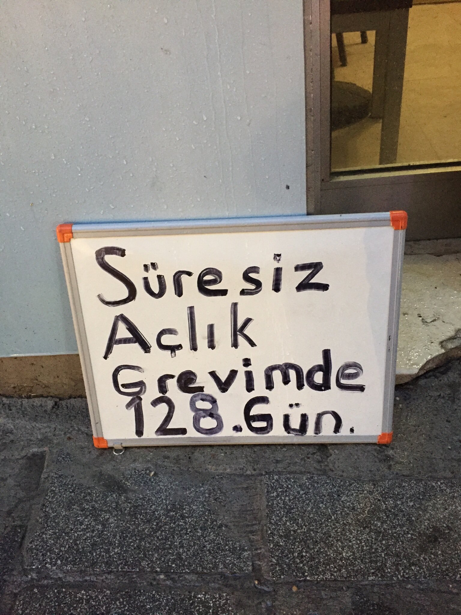Mahir Kılıç CHP İl Başkanlığı Önünde 128 Gündür Açlık Grevinde - Image 2 Mahir Kılıç CHP İl Başkanlığı Önünde 128 Gündür Açlık Grevinde - Image 2