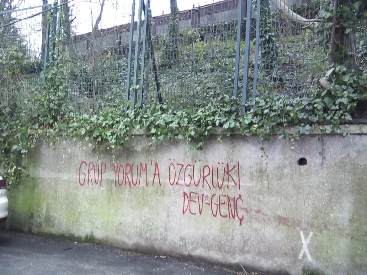 Dev-Gençliler Sarıyer’de Mustafa Koçak Ve Grup Yorum İçin Yazılama Yaptı - Image 1