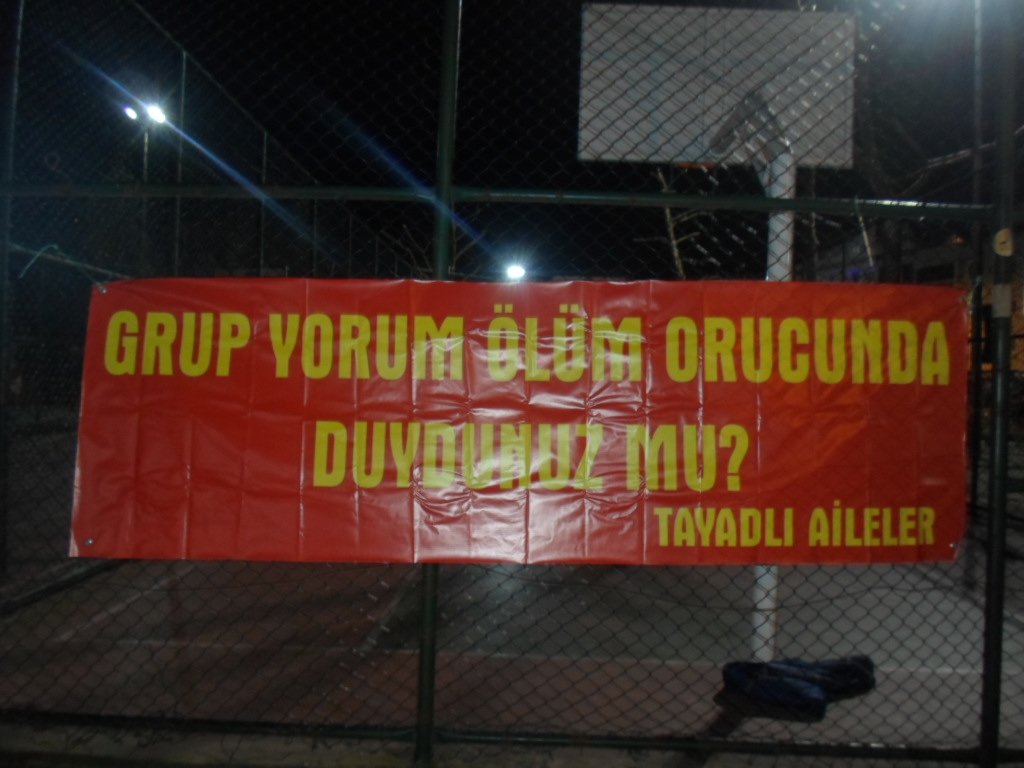 Gazi Halk Cephesi Ölüm Orucu Direnişçileri İçin Pankart Astı - Image 1