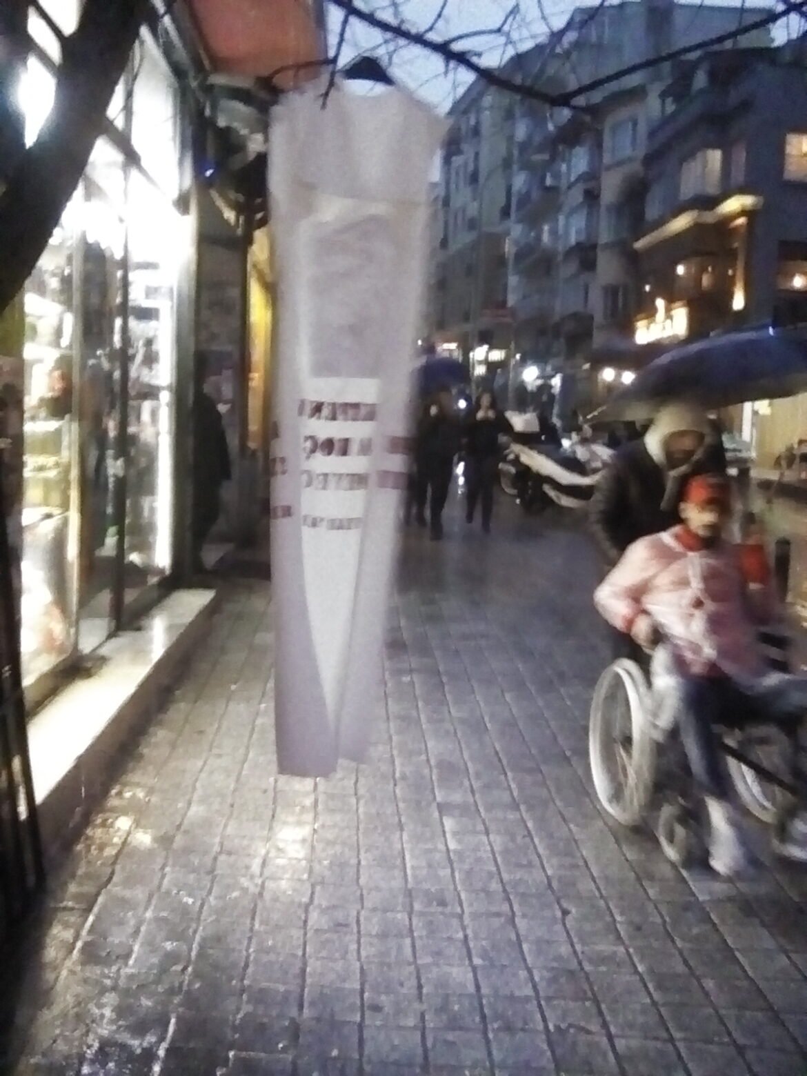 Dev-Gençliler Kadıköy’de “Mustafa Koçak’a Giydirtmeyeceğiz” Dedikleri Kefenleri Astı - Image 1