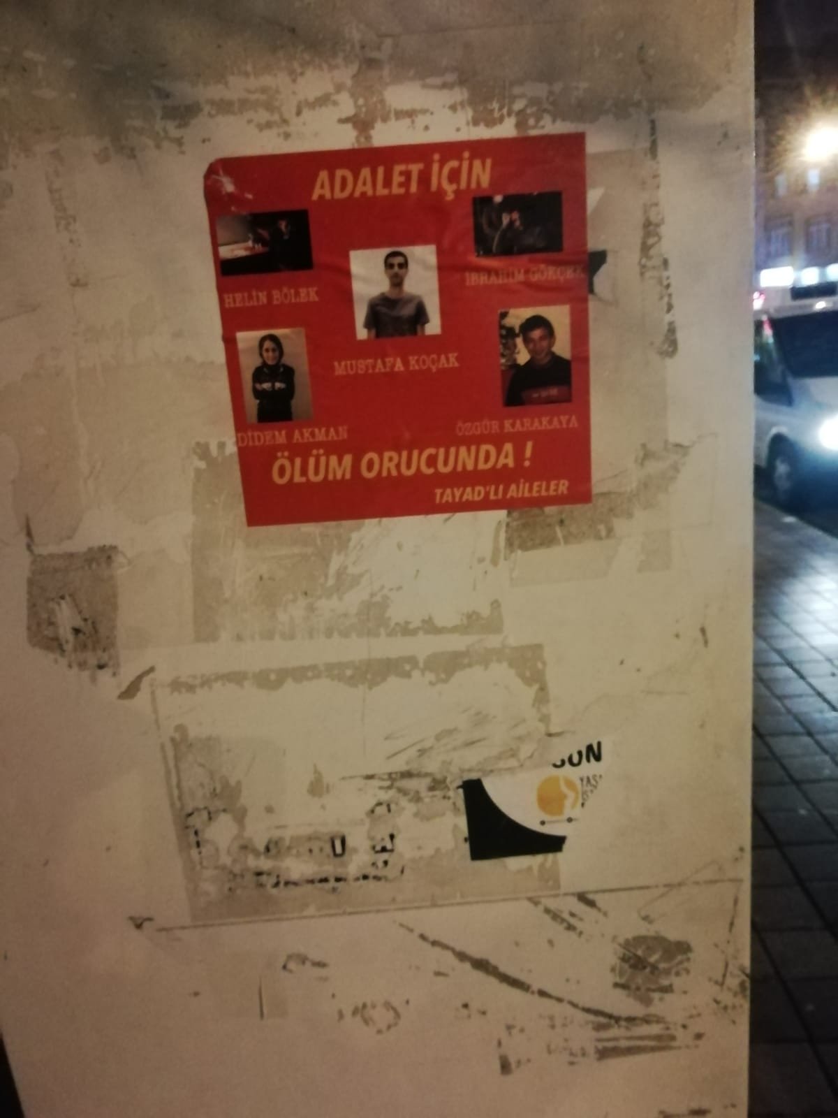 İstanbul Bir Mayıs Mahallesinde Ölüm Oruçları İle İlgili Pullama Çalışması - Image 1 İstanbul Bir Mayıs Mahallesinde Ölüm Oruçları İle İlgili Pullama Çalışması - Image 1