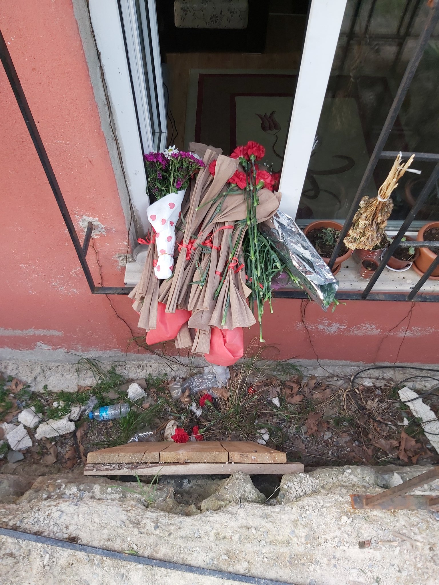 TAYAD 8 Mart Dünya Emekçi Kadınlar Gününde Direniş Evini Ziyaret Etti - Image 1 TAYAD 8 Mart Dünya Emekçi Kadınlar Gününde Direniş Evini Ziyaret Etti - Image 1
