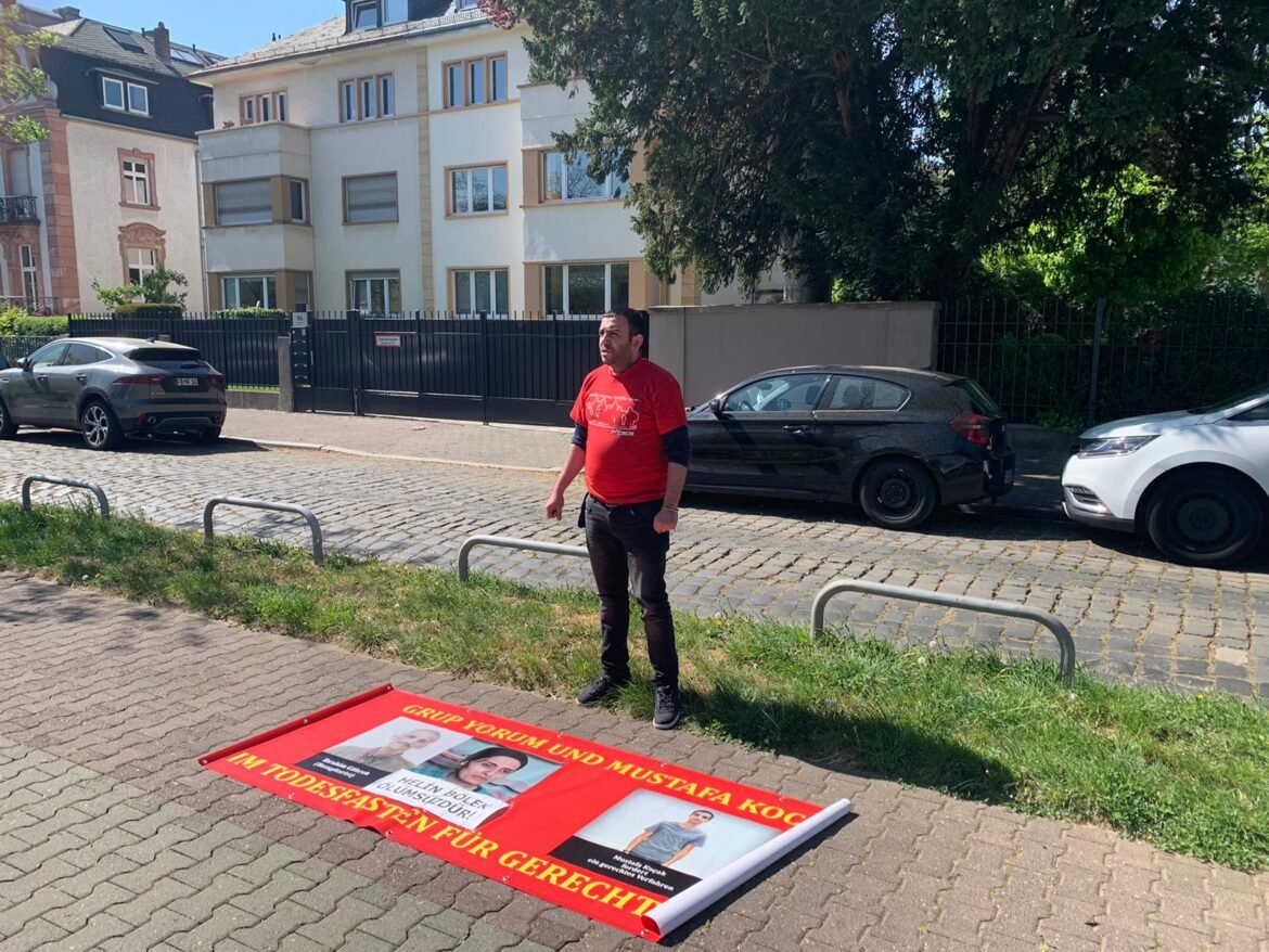 Grup Yorum Gönüllüleri Frankfurt’ta Türkiye Konsolosluk Önünde - Image 1