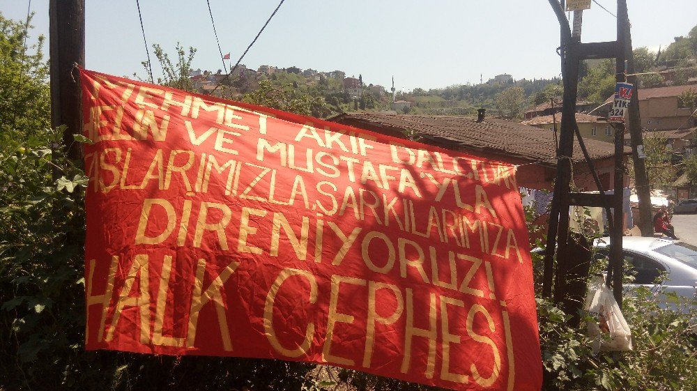 Armutlu’da Halk Cepheliler 1 Mayıs İçin Pankart Astı - Image 1