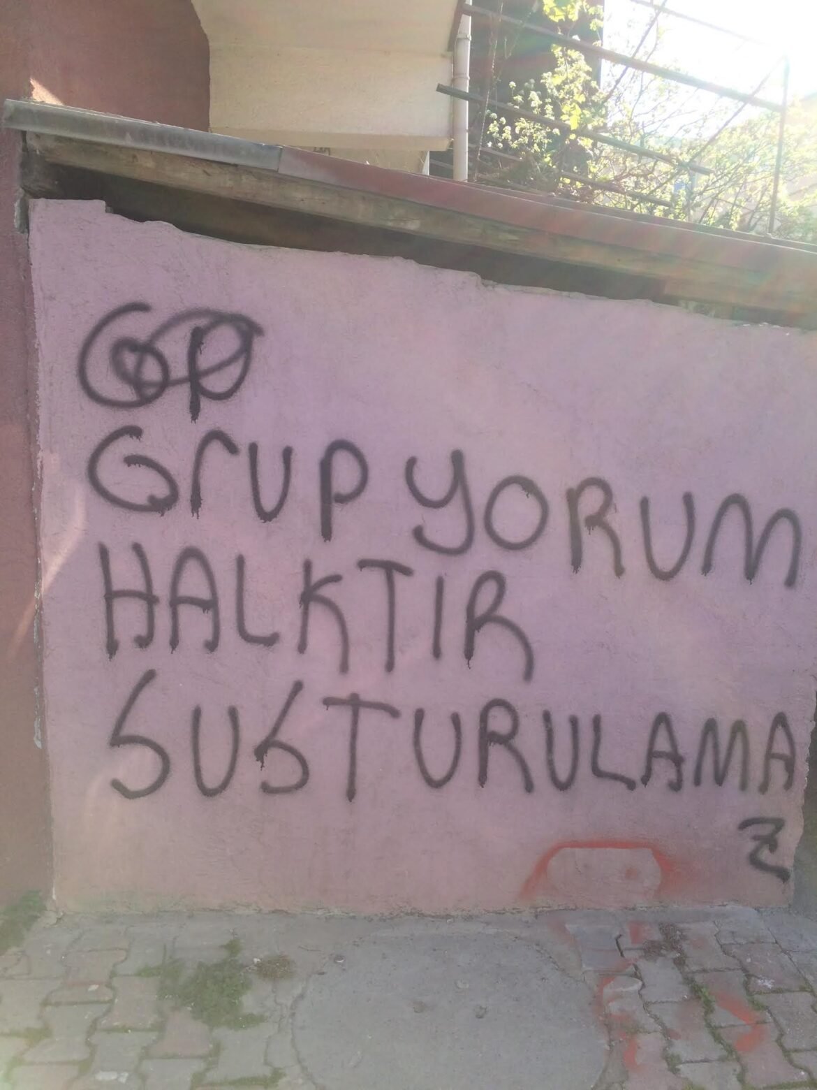 Sarıgazi’de Grup Yorum İçin Yazılamalar - Image 1