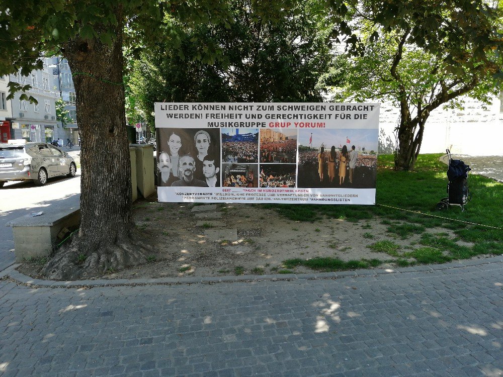 İsviçre Zürich’de Grup Yorum İçin Pankart Asıldı - Image 1