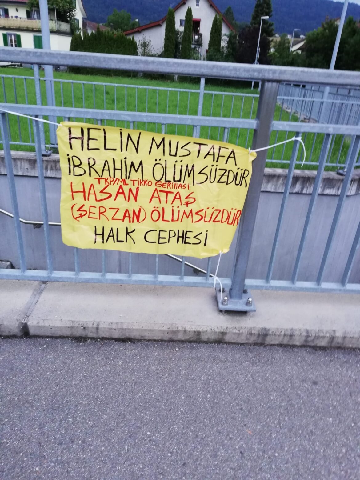 İsviçre’nin Aargau Kantonunda Dersimde Şehit Düşen TKP/ML Gerillası Hasan Ataş ve Ölüm Orucu Şehitleri İçin Pankart Asıldı - Image 1