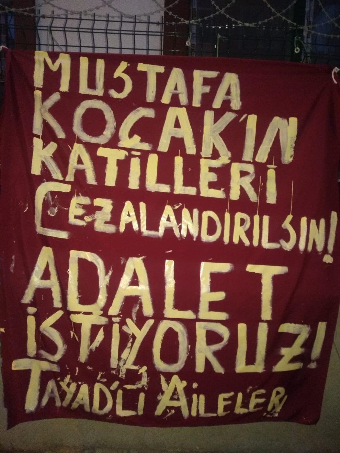 TAYAD’lı Aileler Çayan’da Mustafa Koçak İçin Pankart Astı - Image 1