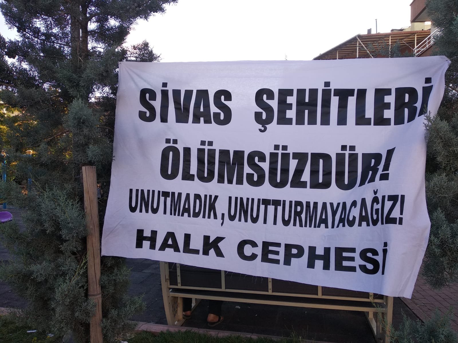 Ankara Halk Cephesi Madımak Şehitleri İçin Helva Dağıttı - Image 4 Ankara Halk Cephesi Madımak Şehitleri İçin Helva Dağıttı - Image 4