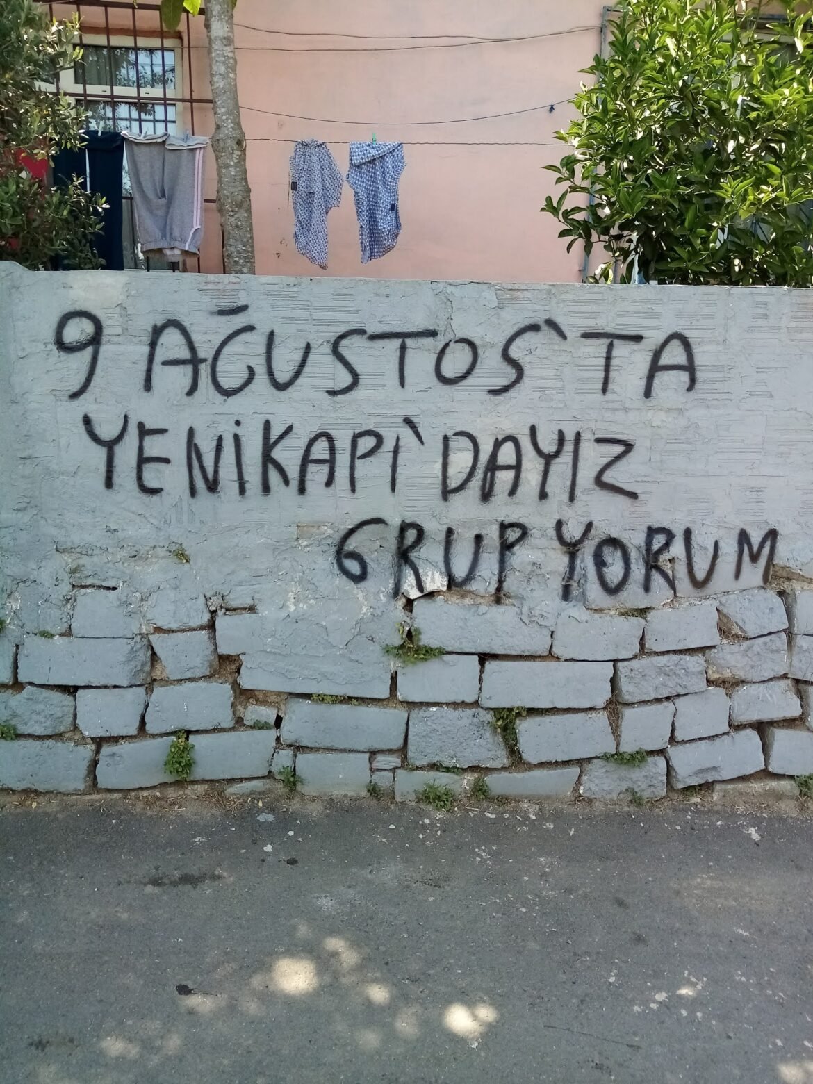 Armutlu’da Grup Yorum Konseri İçin Yazılama Yapıldı - Image 1
