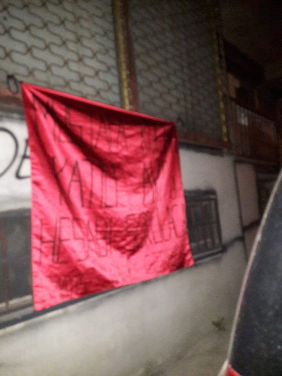 Bir Mayıs Mahallesi’nde Grup Yorum ve Mustafa Koçak İçin Pankart Asıldı - Image 1