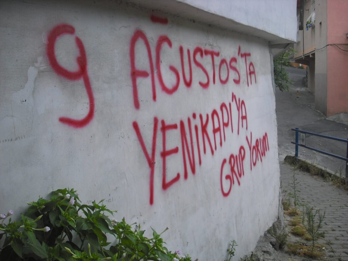 Dev-Gençliler Yazılamalarla Grup Yorum Konserine Çağrı Yaptı - Image 1