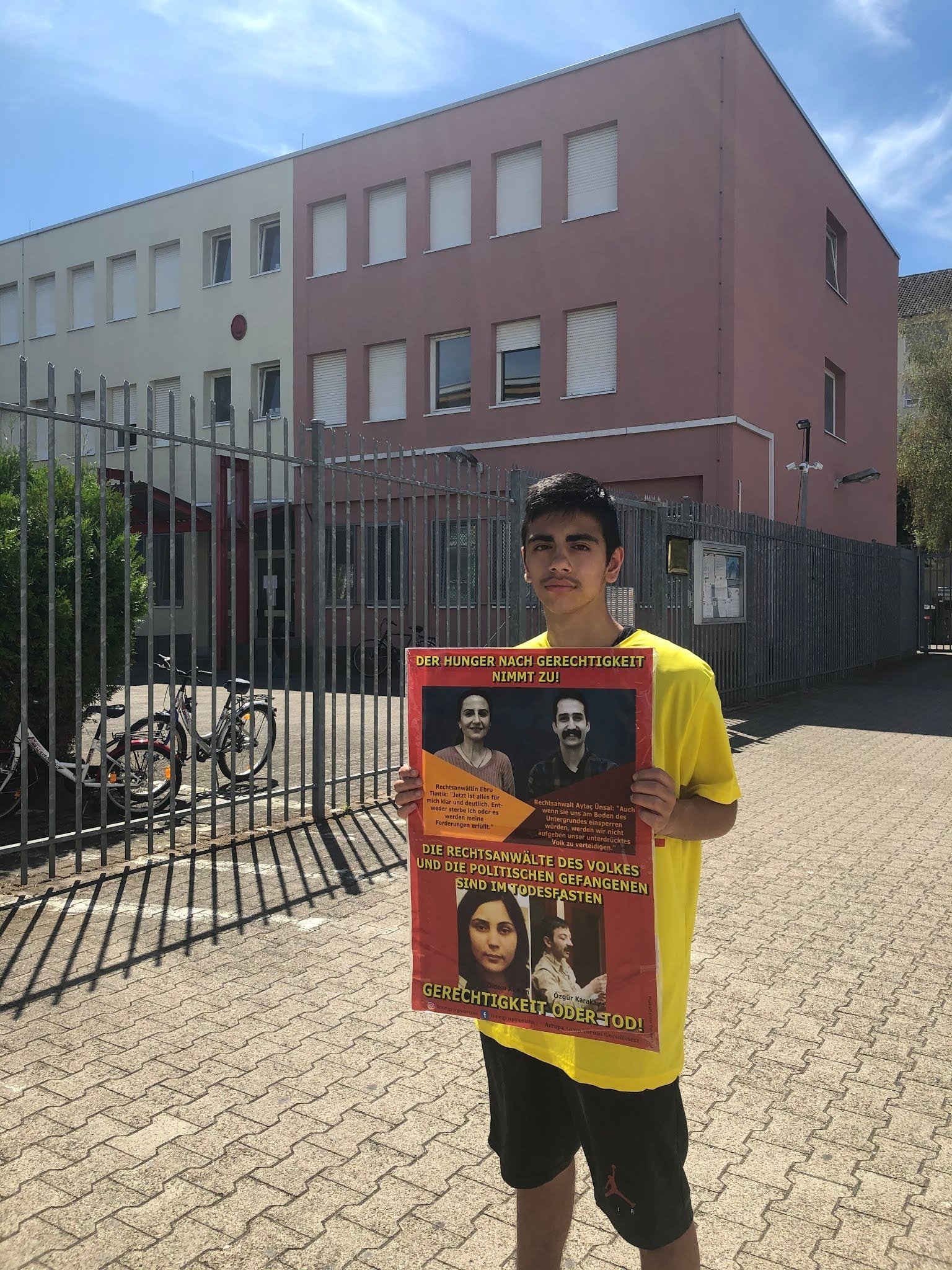 Karlsruhe Türkiye Konsolosluğu Önünde 178. Adalet Nöbeti - Image 1 Karlsruhe Türkiye Konsolosluğu Önünde 178. Adalet Nöbeti - Image 1