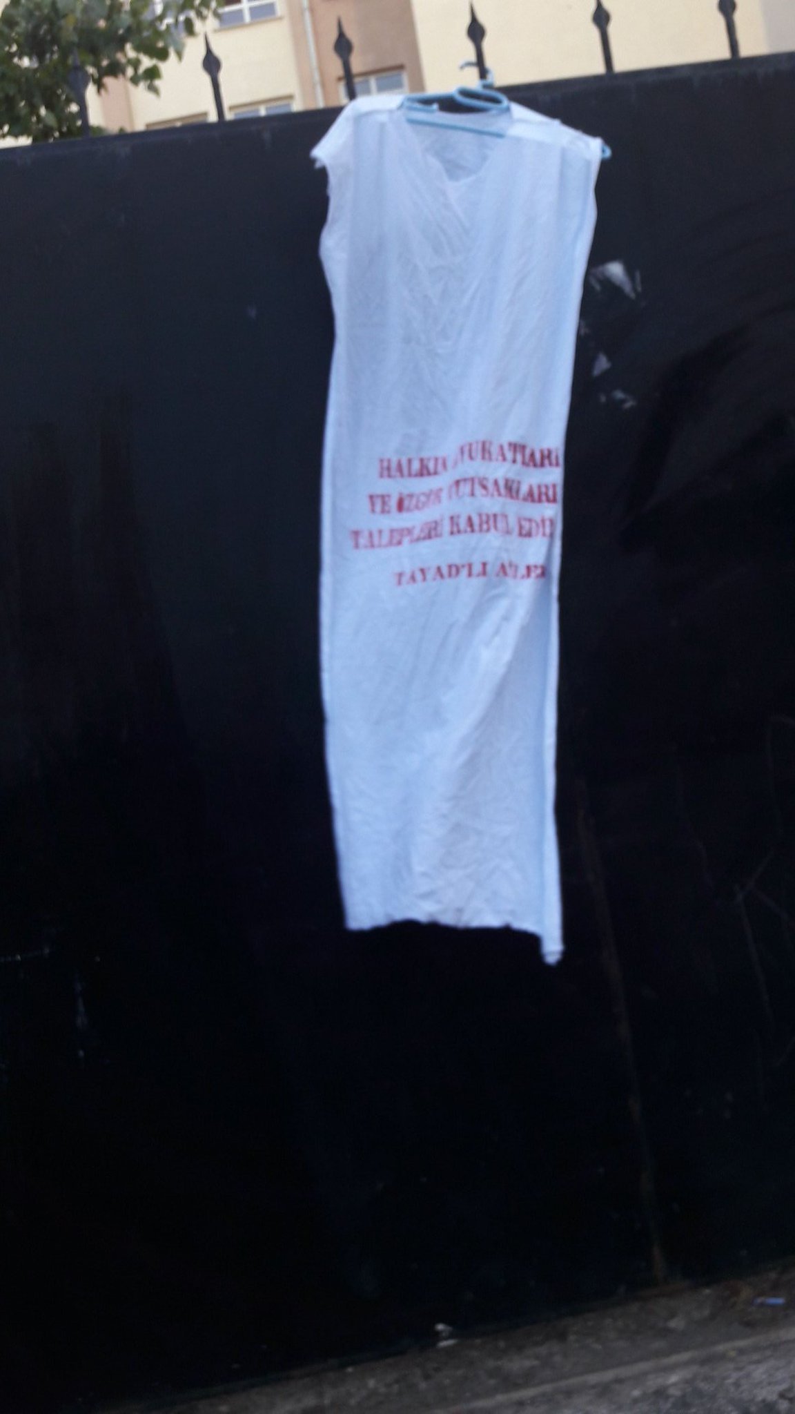 TAYAD’lı Ailelerden Bir Mayıs Mahallesinde Kefen Asma Eylemi - Image 1