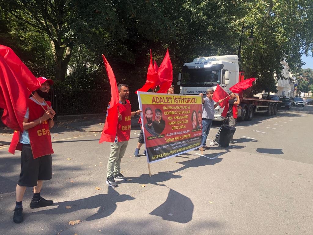 Londra’da Ölüm Orucu Direnişleri İçin Adalet Nöbeti 11. Haftasında - Image 2 Londra’da Ölüm Orucu Direnişleri İçin Adalet Nöbeti 11. Haftasında - Image 2