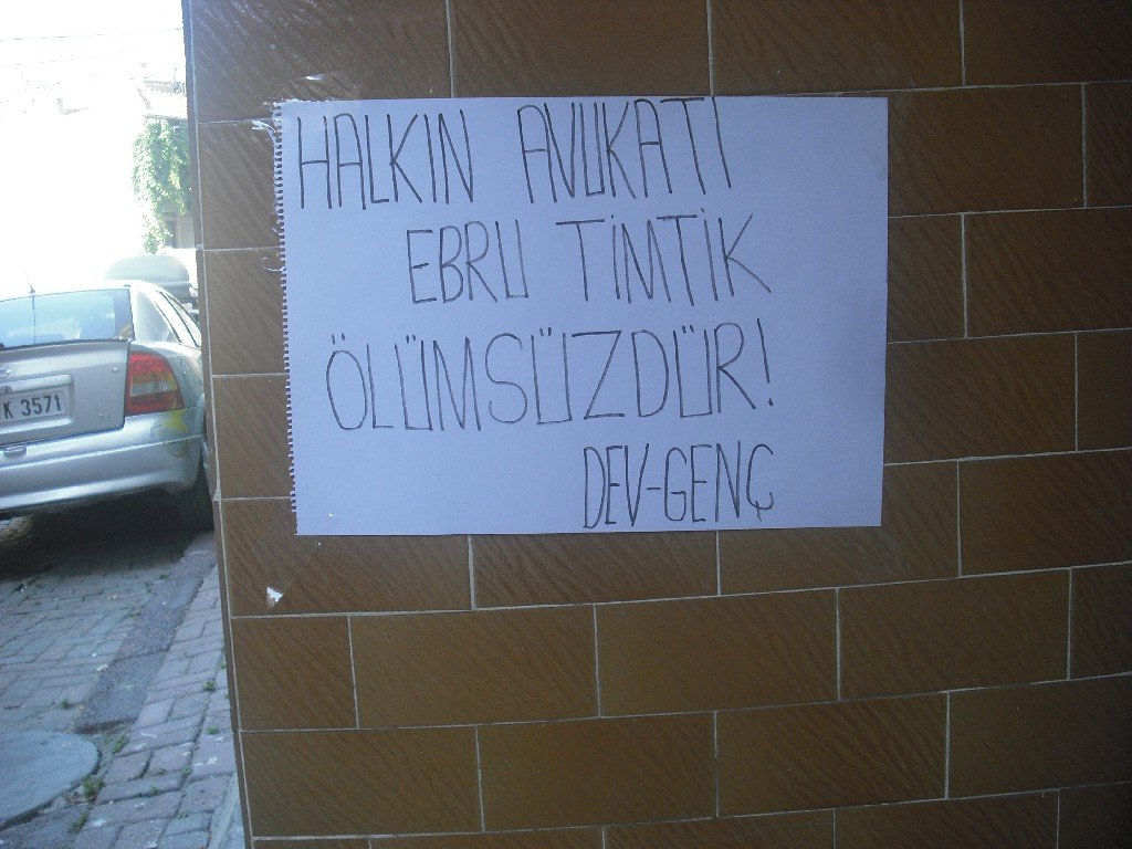 Dev-Genç’liler Fatih’te Adalet Tanrıçası Ebru Timtik’in Ölümsüzlüğünü Duvar Gazeteleri İle Halka Anlattı - Image 1