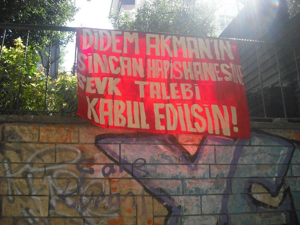 Dev-Gençliler Kadıköy’de Didem Akman’ın Sincan Hapishanesi Sevki İçin Pankart Astı - Image 1
