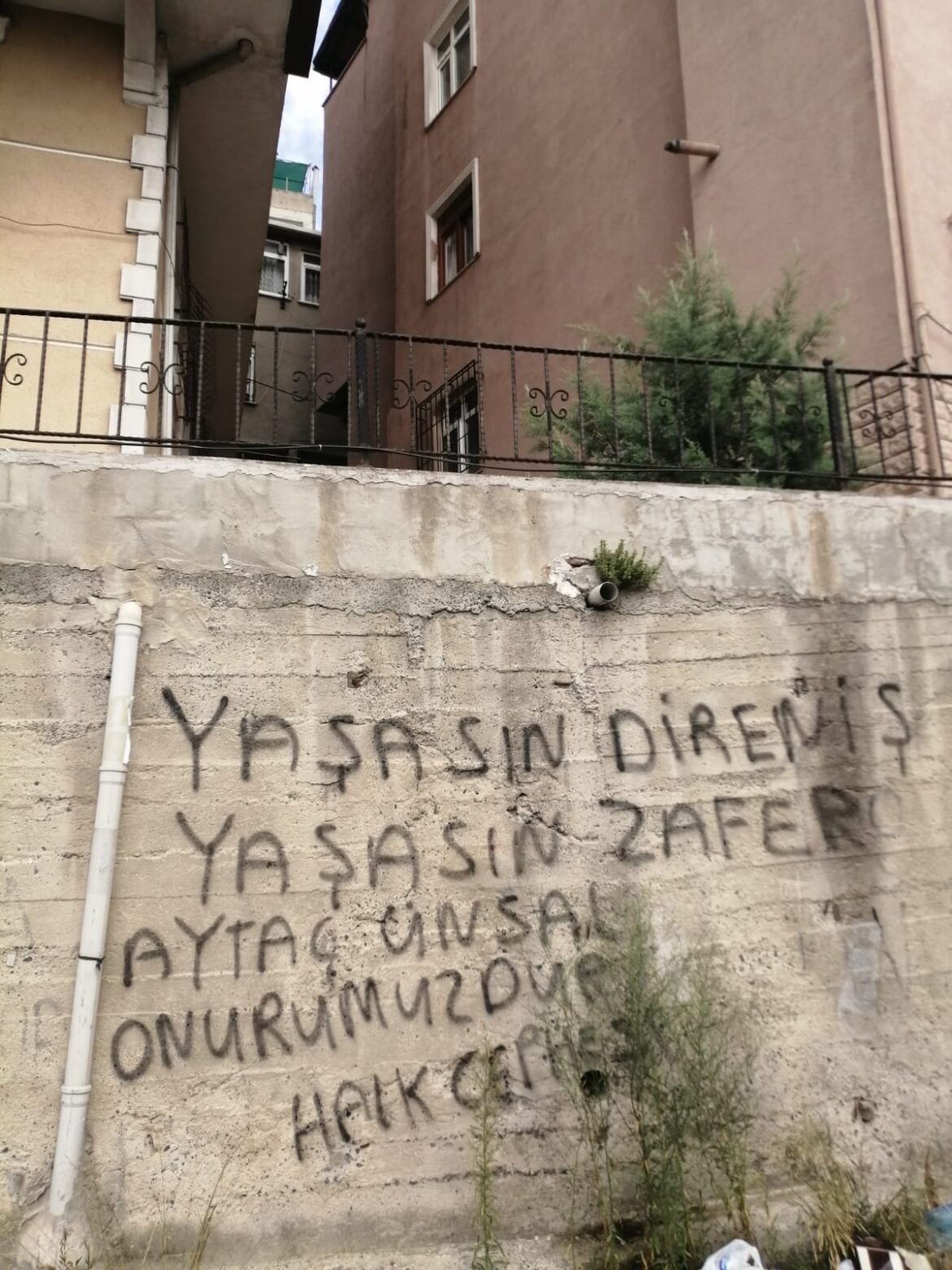 Okmeydanı Halk Cephesi Halkın Avukat Aytaç Ünsal Kazandığı Zafer İçin Yazılamalar Yaptı. - Image 1