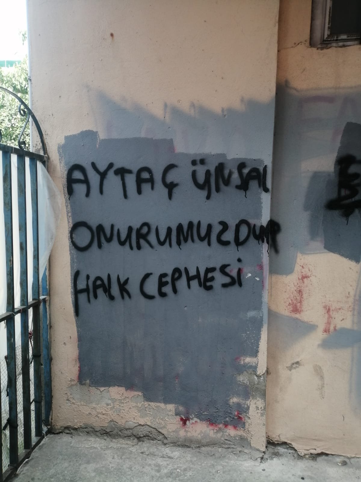 Okmeydanı Halk Cephesi Halkın Avukat Aytaç Ünsal Kazandığı Zafer İçin Yazılamalar Yaptı. - Image 2 Okmeydanı Halk Cephesi Halkın Avukat Aytaç Ünsal Kazandığı Zafer İçin Yazılamalar Yaptı. - Image 2
