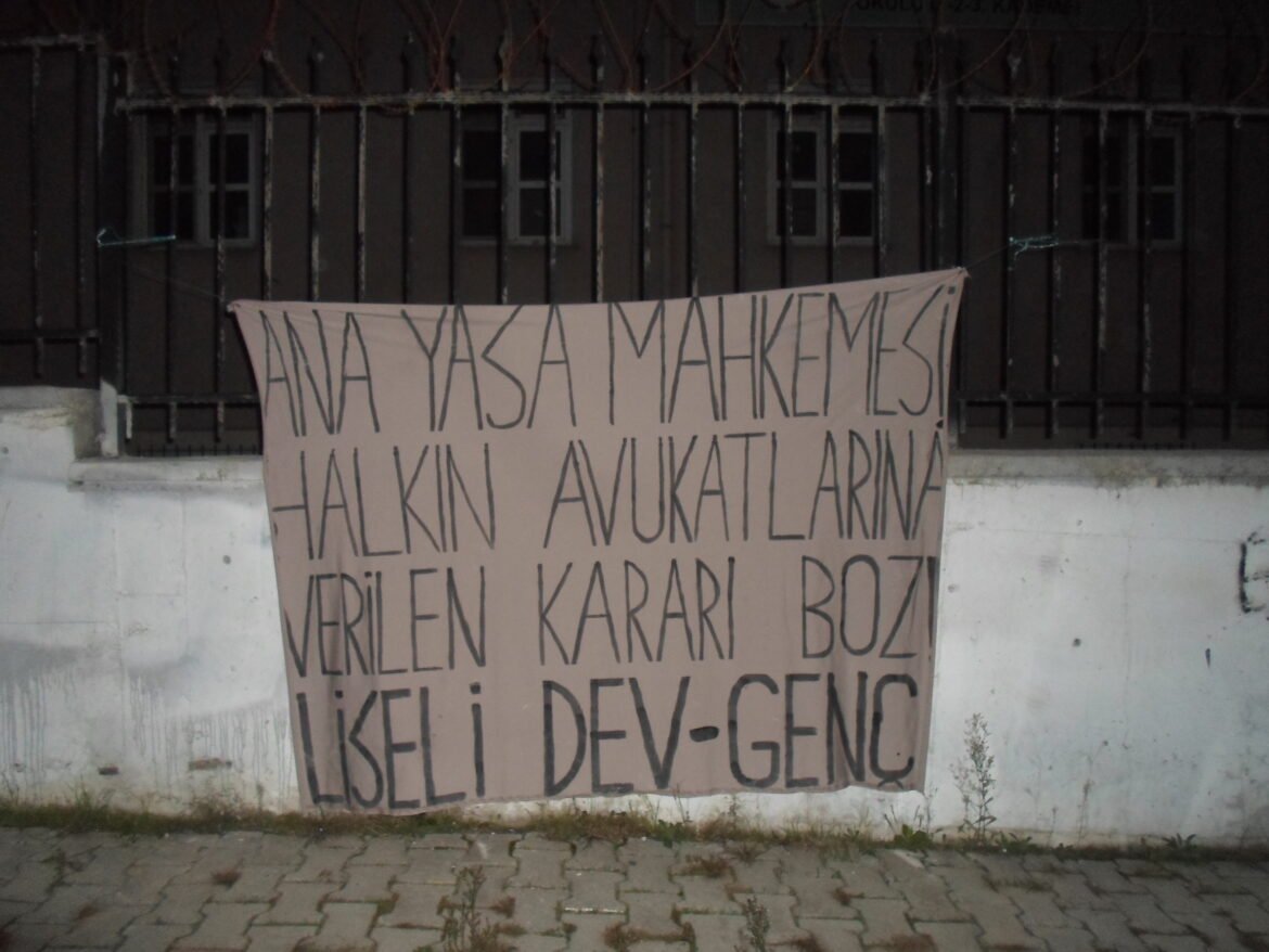 Liseli Dev-Gençliler: Gazi Mahallesinde Halkın Avukatları İçin Pankart Astı - Image 1