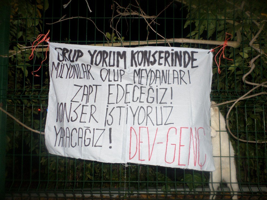 Dev-Gençliler Sarıyer’de Halkın Talebi Olan Grup Yorum Konseri İçin Pankart Astı - Image 1