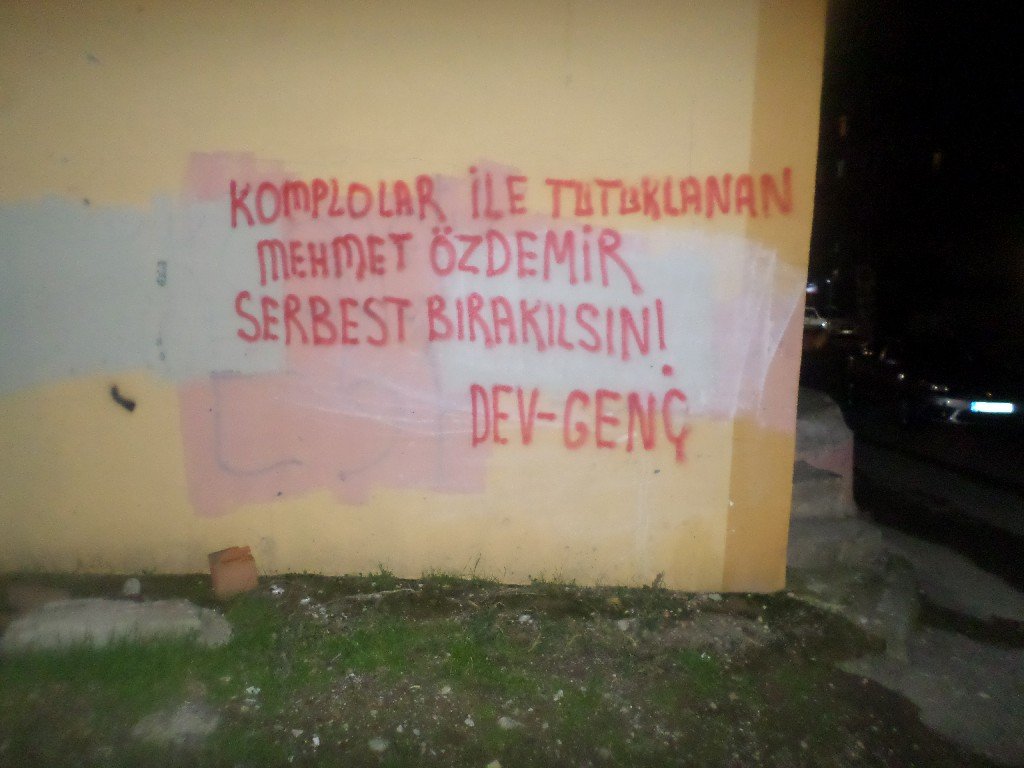 Dev-Gençliler Anadolu Yakasında Hasta Tutsak Ali Osman Köse Ve Komplolar İle Tutuklanan Mehmet Özdemir’in Serbest Bırakılmasını Halkın Matbaası Duvarlara Nakşetti - Image 1