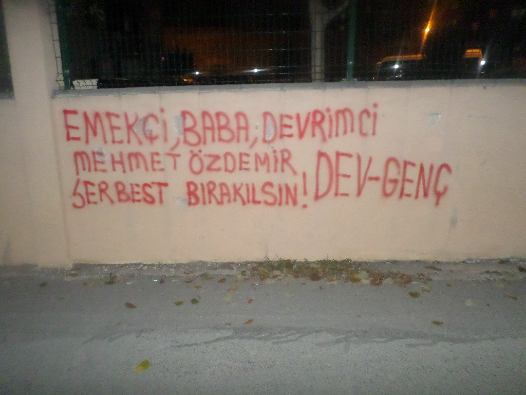Dev-Gençliler Anadolu Yakasında Hasta Tutsak Ali Osman Köse Ve Komplolar İle Tutuklanan Mehmet Özdemir’in Serbest Bırakılmasını Halkın Matbaası Duvarlara Nakşetti - Image 2 Dev-Gençliler Anadolu Yakasında Hasta Tutsak Ali Osman Köse Ve Komplolar İle Tutuklanan Mehmet Özdemir’in Serbest Bırakılmasını Halkın Matbaası Duvarlara Nakşetti - Image 2