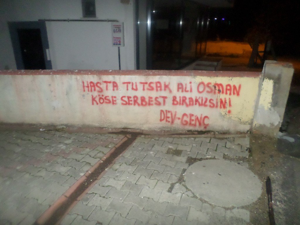 Dev-Gençliler Anadolu Yakasında Hasta Tutsak Ali Osman Köse Ve Komplolar İle Tutuklanan Mehmet Özdemir’in Serbest Bırakılmasını Halkın Matbaası Duvarlara Nakşetti - Image 3 Dev-Gençliler Anadolu Yakasında Hasta Tutsak Ali Osman Köse Ve Komplolar İle Tutuklanan Mehmet Özdemir’in Serbest Bırakılmasını Halkın Matbaası Duvarlara Nakşetti - Image 3