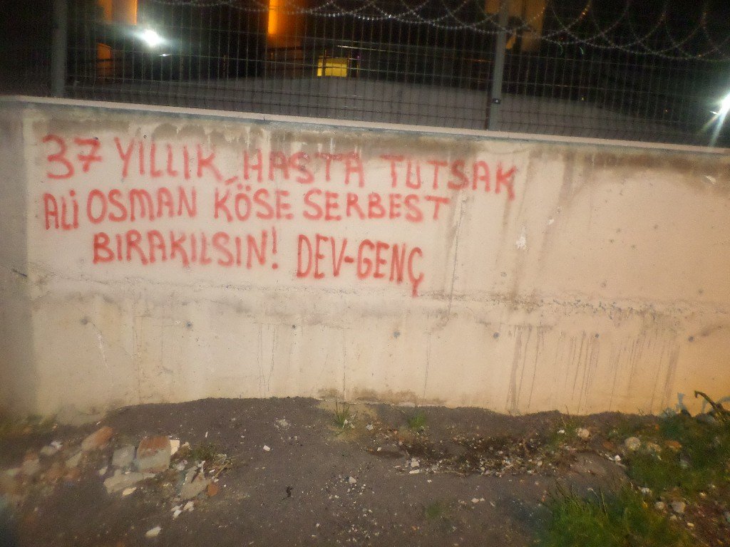 Dev-Gençliler Anadolu Yakasında Hasta Tutsak Ali Osman Köse Ve Komplolar İle Tutuklanan Mehmet Özdemir’in Serbest Bırakılmasını Halkın Matbaası Duvarlara Nakşetti - Image 4 Dev-Gençliler Anadolu Yakasında Hasta Tutsak Ali Osman Köse Ve Komplolar İle Tutuklanan Mehmet Özdemir’in Serbest Bırakılmasını Halkın Matbaası Duvarlara Nakşetti - Image 4
