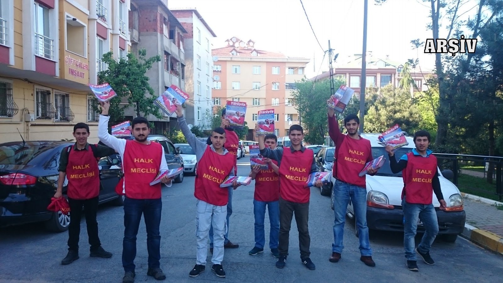 Çayan Halk Cephe’ liler Nurtepe Bölgesinde Dergi Dağıtımı Yaptı - Image 1 Çayan Halk Cephe’ liler Nurtepe Bölgesinde Dergi Dağıtımı Yaptı - Image 1
