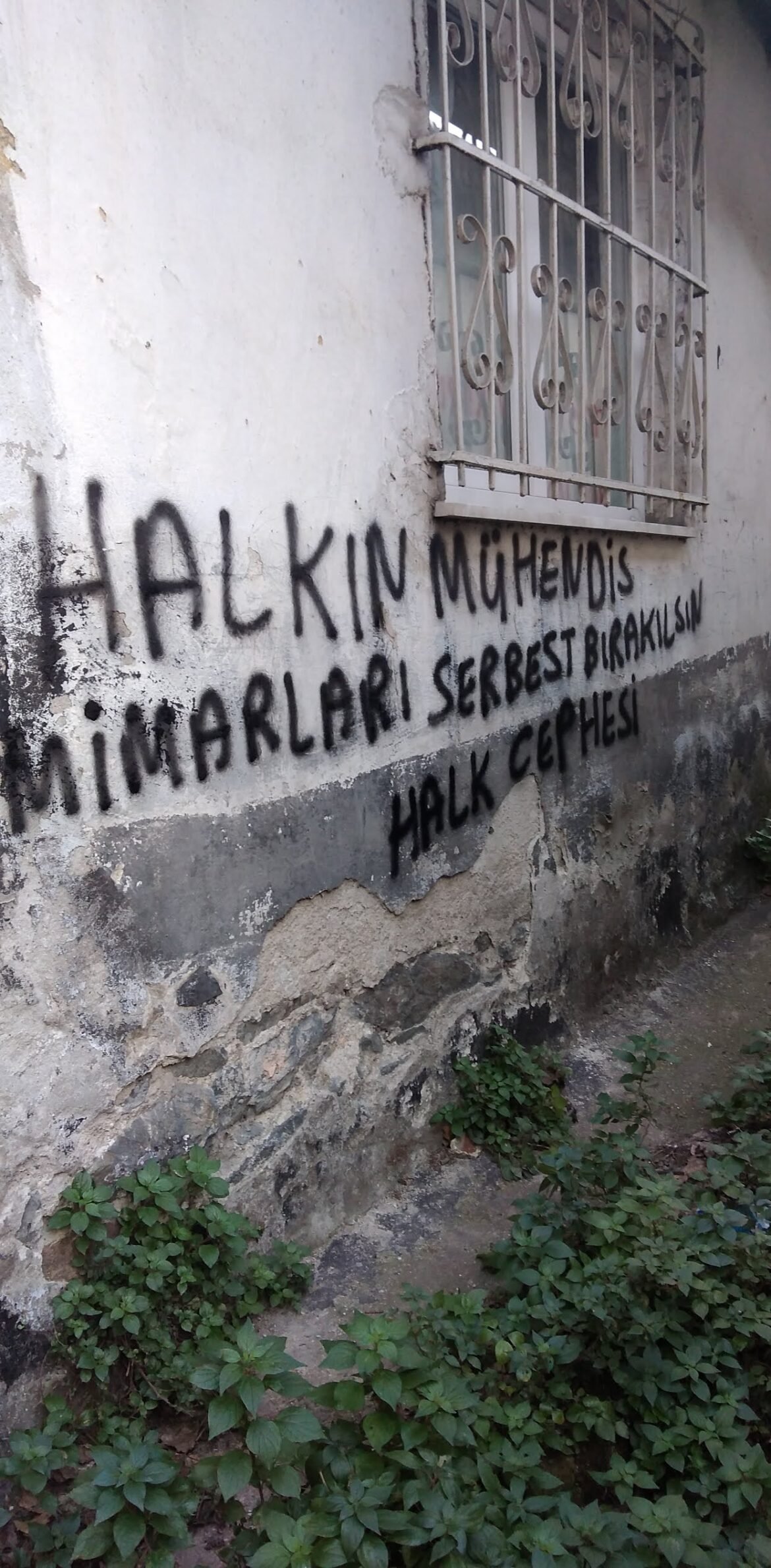 Okmeydanı Halk Cephesi Halkın Mühendisi Mimarları İçin Mahallede Yazılama Yapıldı. - Image 1