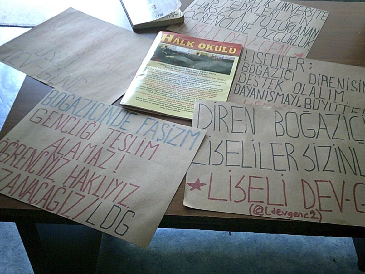 Liseli Dev-Genç Gazi Mahallesinde Dergi Dağıtımı Gerçekleştirdi - Image 1