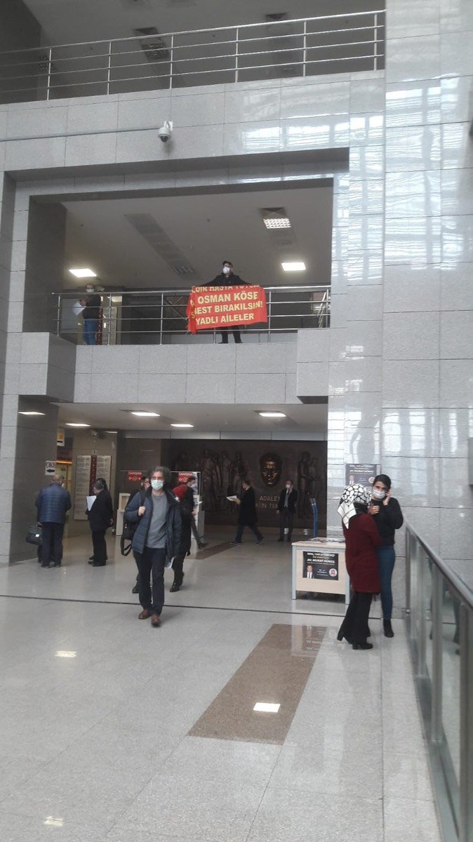 TAYAD’lı Aileler Çağlayan Adliyesi’nde Pankart Açtı - Image 1