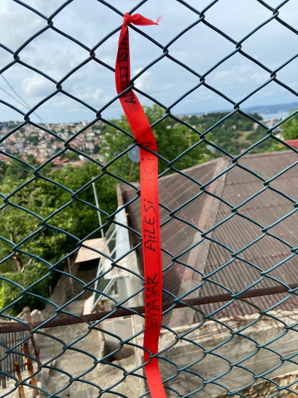 Armutlu Halk Cephesi Kurdele Asıldı - Image 1