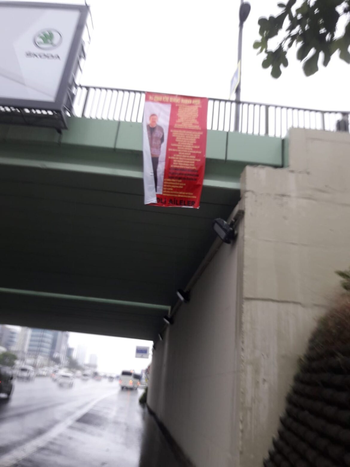 TAYAD’lı Aileler Maltepe Köprüsüne Pankart Astı - Image 1