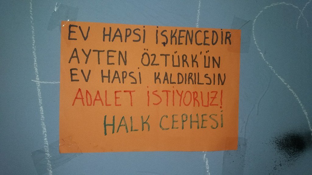 Okmeydanı’nda Ayten Öztürk’ün Ev Hapsinin Kaldırılması İçin Duvar Gazeteleri Asıldı - Image 1