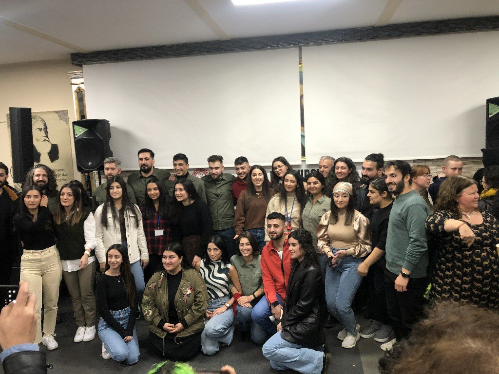İskoçya’da Grup Yorum Konseri: Helin Ve İbrahim’in Sesi İskoçya’ya Ulaştı - Image 1