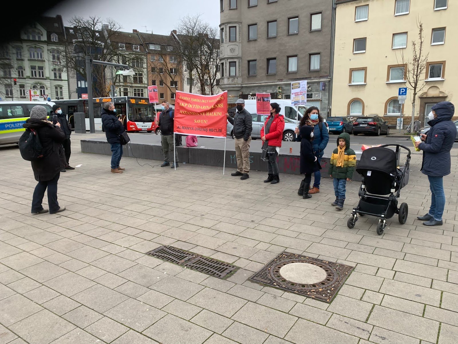 Köln Direniş Meclisi AKP’nin Soygun Talan Düzenine Karşı Eylem Gerçekleştirdi - Image 2 Köln Direniş Meclisi AKP’nin Soygun Talan Düzenine Karşı Eylem Gerçekleştirdi - Image 2