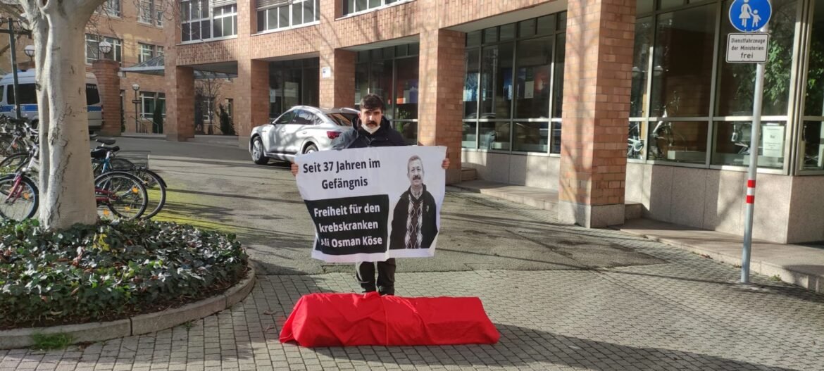 Stuttgart’ta Türkiye Konsolosluğu Önünde Ali Osman Köse İçin Tabutlu Eylem Yapıldı - Image 1