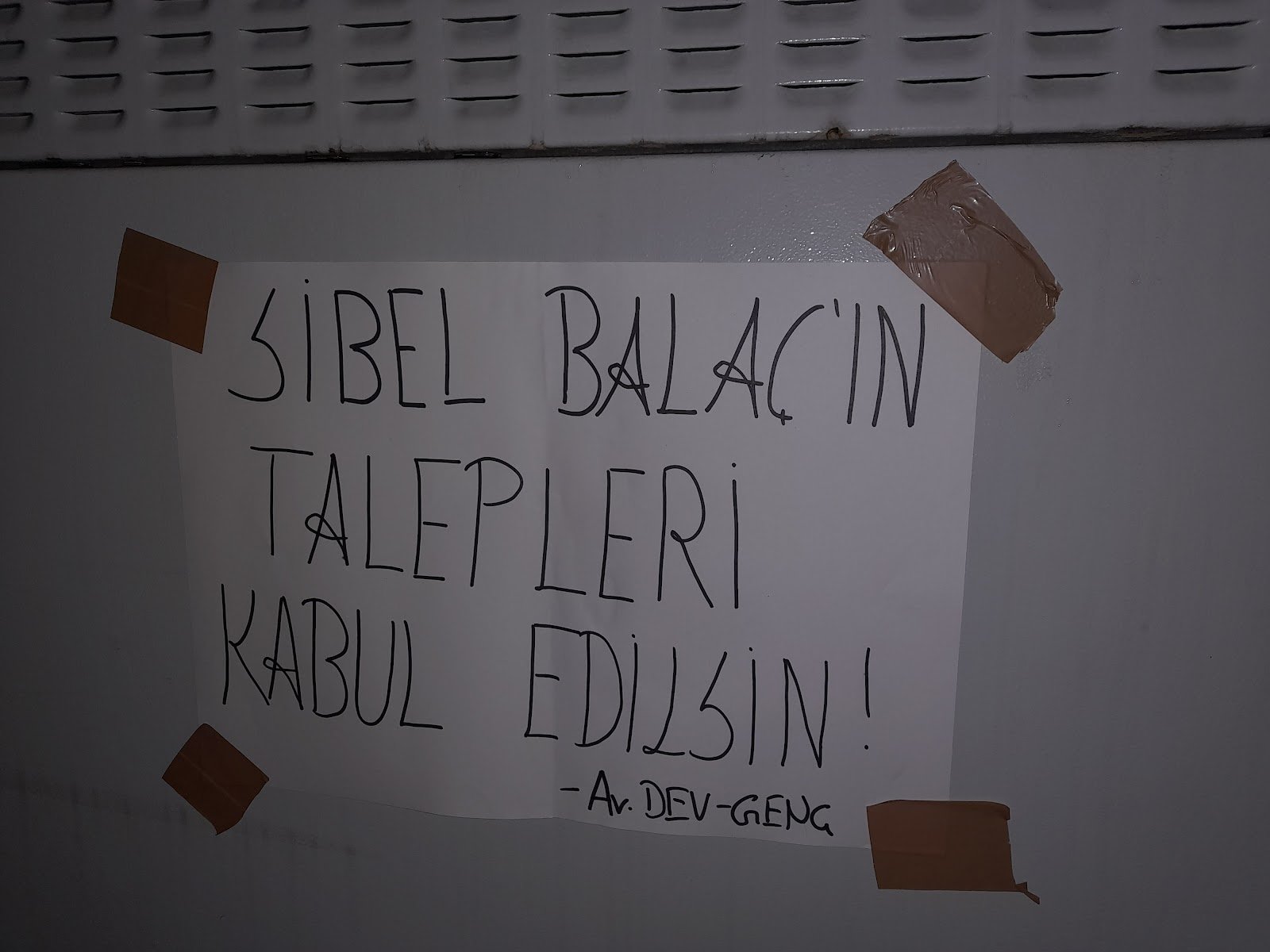 Avrupa Dev-Dev-Gençliler Sibel Balaç İçin Duvar Gazetesi Astı - Image 1 Avrupa Dev-Dev-Gençliler Sibel Balaç İçin Duvar Gazetesi Astı - Image 1